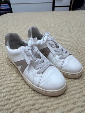 Women’s Mia Italia Low Top Sneaker Shoes Sz 8M White & Cream